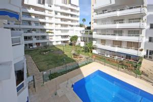 vista sul soffitto di una piscina di fronte a un edificio di Apartment SUNRISE a Estepona