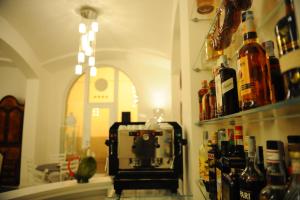 - Cafetera en la encimera de una habitación con botellas en Albergo Le Dodici Lune, en Montecorvino Rovella