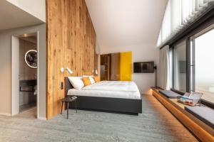1 dormitorio con cama y ventana grande en Macardo Premium B&B, 