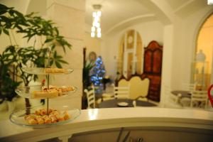 dos platos de comida encima de una mesa en Albergo Le Dodici Lune, en Montecorvino Rovella