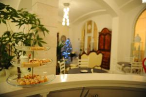 deux assiettes de nourriture au-dessus d'une table dans l'établissement Albergo Le Dodici Lune, à Montecorvino Rovella