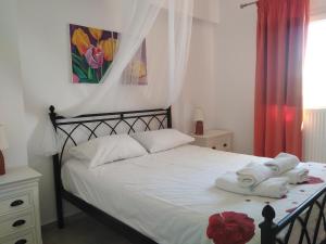 sypialnia z łóżkiem z ręcznikami w obiekcie Erifili Homes w mieście Áyioi Apóstoloi