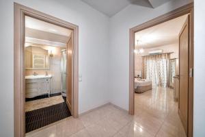 ein Badezimmer mit einem WC, einem Waschbecken und einem Spiegel in der Unterkunft Ioannas Luxury Apartment in Istron in Kalo Chorio