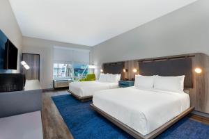 Postel nebo postele na pokoji v ubytování TRYP by Wyndham Orlando