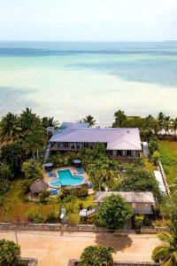 una vista aérea de una casa junto al océano en Almond Tree Hotel Resort, en Corozal