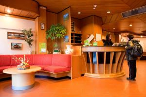 テーリオにあるHotel La Rosaの店のカウンターに立っている女性
