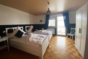 1 Schlafzimmer mit 2 Betten und einem großen Fenster in der Unterkunft Bauernhaus am Limes in Altmannstein
