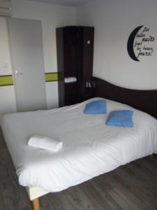 Postel nebo postele na pokoji v ubytování Couett' Hotel Rumilly