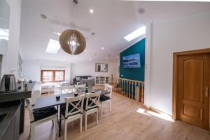 a kitchen and dining room with a table and chairs at ATICO CAPRICHOS ARANDA in Aranda de Duero