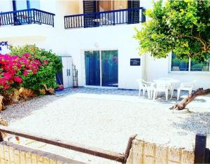 a courtyard of a house with a table and chairs at Prima Casa 005 in Paphos