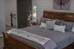 um quarto com uma cama grande e uma cabeceira em madeira em Tyler Inn at Zion em Rockville
