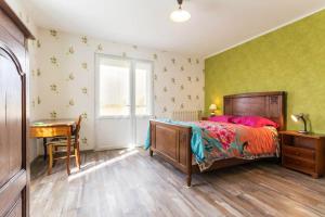 Schlafzimmer mit einem Bett, einem Schreibtisch und einem Fenster in der Unterkunft Maison de 3 chambres avec jardin clos et wifi a Moraches in Moraches