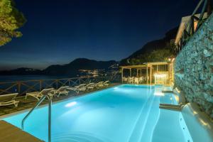 Bazén v ubytování Hotel Il Pino nebo v jeho okolí