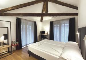 A bed or beds in a room at agriturismo farmhouse la barberina