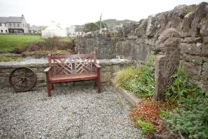 Dārzs pie naktsmītnes Aille River Tourist Hostel and Camping Doolin