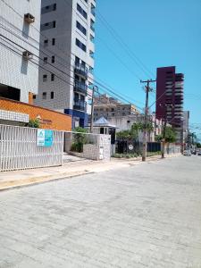 uma rua vazia numa cidade com edifícios altos em Apto. 100m da feirinha da beira mar em Fortaleza