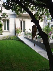 科莫的住宿－SantAgata bed&breakfast，前面有绿色草坪的房子