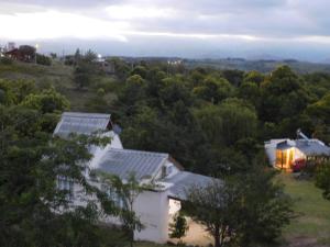 una imagen de una casa con paneles solares en ella en 7 esencias en Villa Yacanto