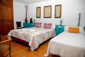 A bed or beds in a room at El Molinet del Governador- Apartamentos Rurales