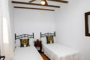 A bed or beds in a room at El Molinet del Governador- Apartamentos Rurales