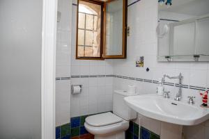 A bathroom at El Molinet del Governador- Apartamentos Rurales