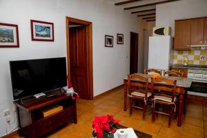 A television and/or entertainment centre at El Molinet del Governador- Apartamentos Rurales