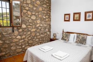 A bed or beds in a room at El Molinet del Governador- Apartamentos Rurales