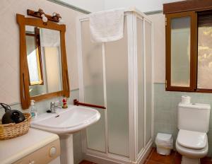 A bathroom at El Molinet del Governador- Apartamentos Rurales