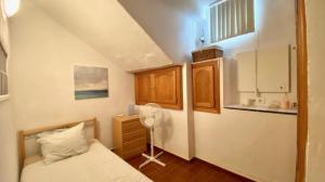 CasarabonelaにあるCountry Sun Apartmentsの小さなベッドルーム(ベッド1台、ファン付)