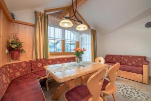 A seating area at Appartements Umfahrer