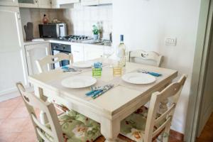 ヴァッレドーリアにあるSardinia Imagination - Valledoria M44のキッチン(テーブル、皿付)