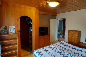 sypialnia z łóżkiem, komodą i telewizorem w obiekcie Quiet apartment close to town w Villach