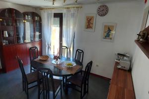 Kuchnia lub aneks kuchenny w obiekcie Quiet apartment close to town
