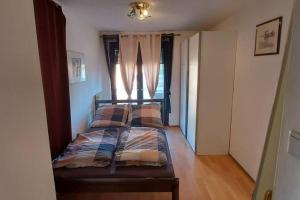 sypialnia z dwoma łóżkami przed oknem w obiekcie Quiet apartment close to town w Villach