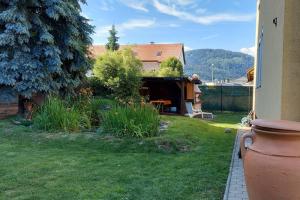 un patio con una casa con un patio sidx sidx sidx en Quiet apartment close to town en Villach