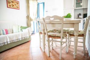 ヴァッレドーリアにあるSardinia Imagination - Valledoria M44のテーブル、椅子、ソファが備わる客室です。