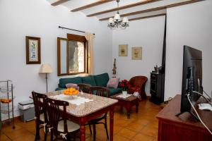 A television and/or entertainment centre at El Molinet del Governador- Apartamentos Rurales