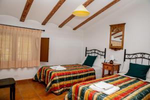 A bed or beds in a room at El Molinet del Governador- Apartamentos Rurales Még 37 kép