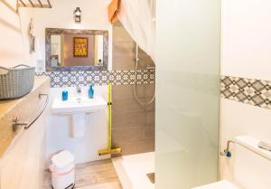 W łazience znajduje się umywalka i prysznic. w obiekcie Alojamiento Rural La Cañada w mieście Murillo el Fruto