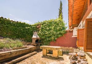 Murillo el Fruto的住宿－Alojamiento Rural La Cañada，一座花园,旁边是一座石头长凳