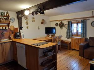 una cucina e un soggiorno con piano di lavoro di Chalupa Paseky a Paseky nad Jizerou