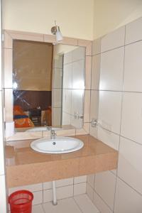 A bathroom at Hotel Mitru