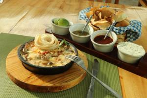 un tavolo con un piatto di cibo con una ciotola di cibo di Hotel Nututun Palenque a Palenque