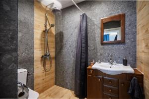 un baño con lavabo y ducha en Courthouse Apartments Slavi, en Sofía 37 fotos más