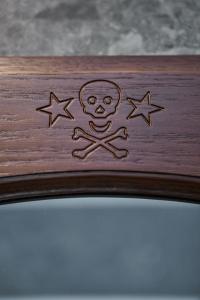 un cartel de madera con un cráneo y estrellas. en Courthouse Apartments Slavi, en Sofía