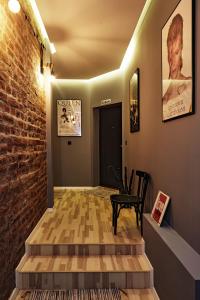 um corredor com escadas, uma parede de tijolos e uma mesa em Courthouse Apartments Slavi em Sófia