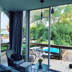 sala de estar con vistas a la piscina en Felina place by Shuli, en Ganne Yoẖanan