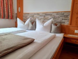 カップルにあるApart Al-Collinaのホテルルーム ベッド2台 白い枕付