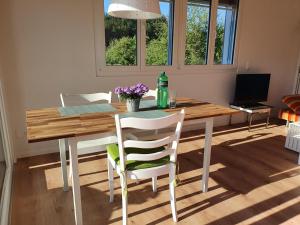 tavolo da pranzo con due sedie e tavolo con fiori di Sitter-Panorama a Bischofszell Altre 17 foto