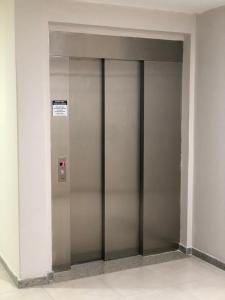 an elevator in a building with its doors open at Hotel QualitySul in Teixeira de Freitas